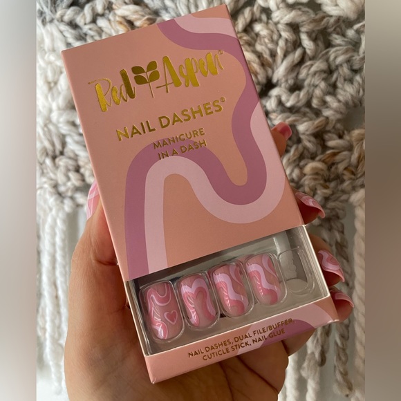 Red Aspen Nail Dashes in Whole Lotta Heart, Jenni Pink Press on Nails - Picture 1 of 4